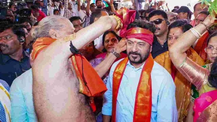 ఉజ్జయిని మహంకాళిని దర్శించుకున్న సీఎం రేవంత్‌రెడ్డి 