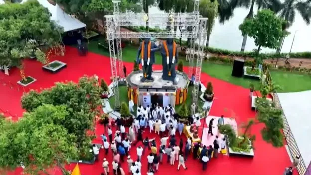 జ్యోతిబా ఫూలే, సావిత్రిబాయి ఫూలే విగ్రహాలు ఆవిష్కరించిన సీఎం రేవంత్..