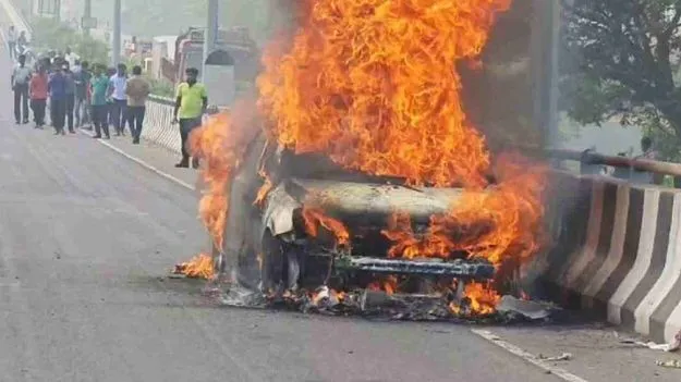 విజయవాడలో అగ్ని ప్రమాదం.. కారు దగ్ధం 