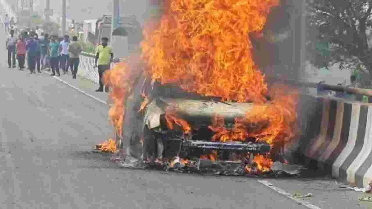 విజయవాడలో అగ్ని ప్రమాదం.. కారు దగ్ధం