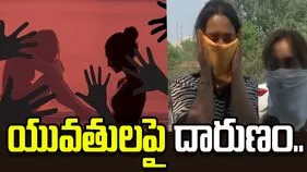 దారుణం.. టీ తాగుతున్న యువతులపై యువకుల గ్యాంగ్ దాడి..