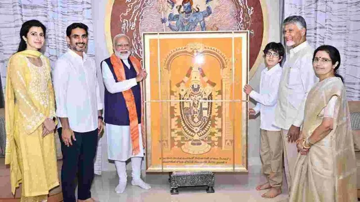 ప్రధాని మోదీకి ఆత్మీయ స్వాగతం పలికిన సీఎం చంద్రబాబు కుటుంబ సభ్యులు