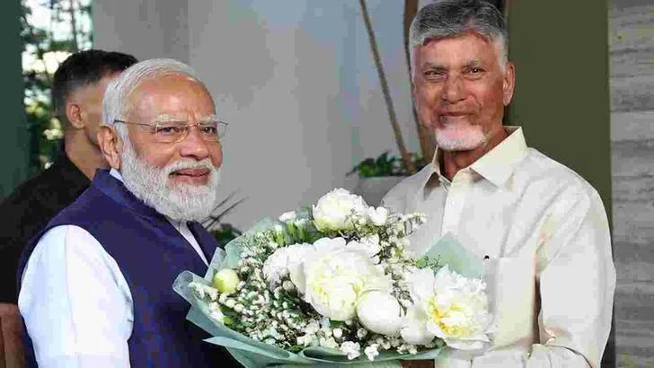 ప్రధాని మోదీకి ఆత్మీయ స్వాగతం పలికిన సీఎం చంద్రబాబు కుటుంబ సభ్యులు