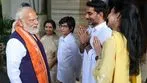 ప్రధాని మోదీకి ఆత్మీయ స్వాగతం పలికిన సీఎం చంద్రబాబు కుటుంబ సభ్యులు