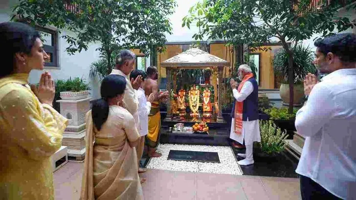 ప్రధాని మోదీకి ఆత్మీయ స్వాగతం పలికిన సీఎం చంద్రబాబు కుటుంబ సభ్యులు