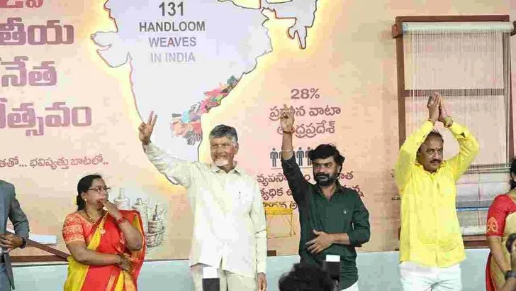  నేతన్న సేవలో.. సీఎం చంద్రబాబు నాయుడు