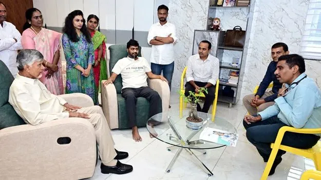 కమ్మ కార్పొరేషన్‌ ఛైర్మన్‌ నాదెండ్ల బ్రహ్మం చౌదరిని పరామర్శించిన సీఎం చంద్రబాబు