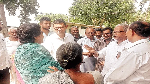 ఎరువుల పంపిణీ సక్రమంగా చేపట్టండి