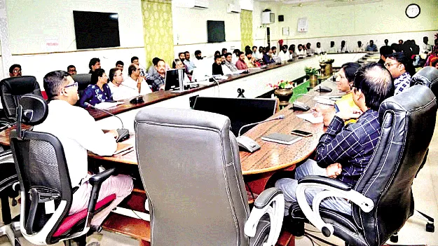 ప్రజలకు సంతృప్తికర సేవలందించాలి