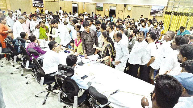  అర్జీదారులు పోటెత్తారు