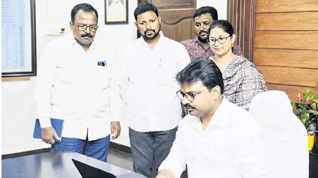 రెండో రోజు ఉన్నతాధికారులు