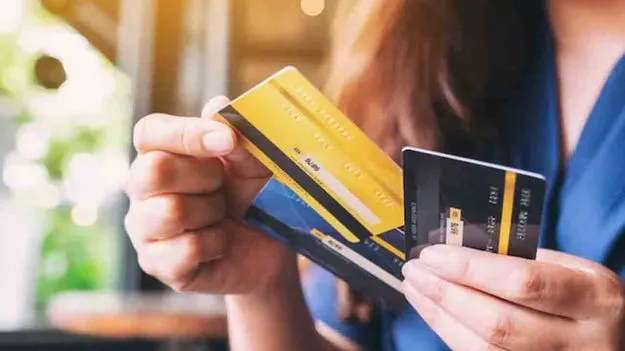 భారీగా క్రెడిట్ కార్డులు ఉన్నా.. సిబిల్ స్కోర్ పొందడం ఎలా..?