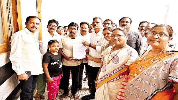  పిల్లలను ప్రభుత్వ పాఠశాలల్లో చేర్పించండి 