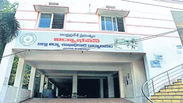 వేధిస్తున్న అధికారుల కొరత