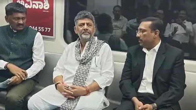 సీఎం పదవి చేపట్టాక తొలిసారి మెట్రో రైలులో ప్రయాణించిన డీకే