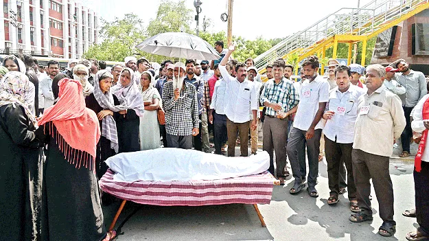 ఒత్తిడితో వీఆర్వో ఆత్మహత్య