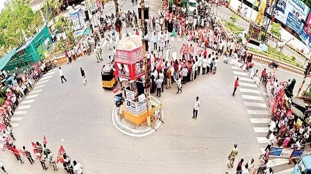 పెట్రోలు, గ్యాస్‌ ధరలు తగ్గించాలి