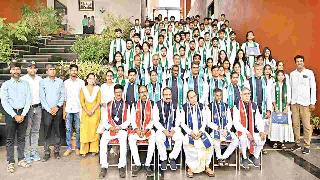 విద్యార్థులు ఉన్నత శిఖరాలను అధిరోహించాలి
