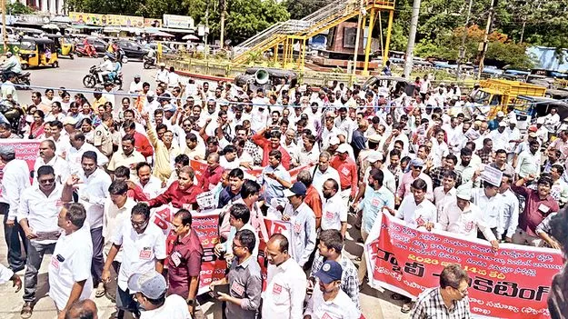 30 శాతం ఐఆర్‌ ప్రకటించాలి 