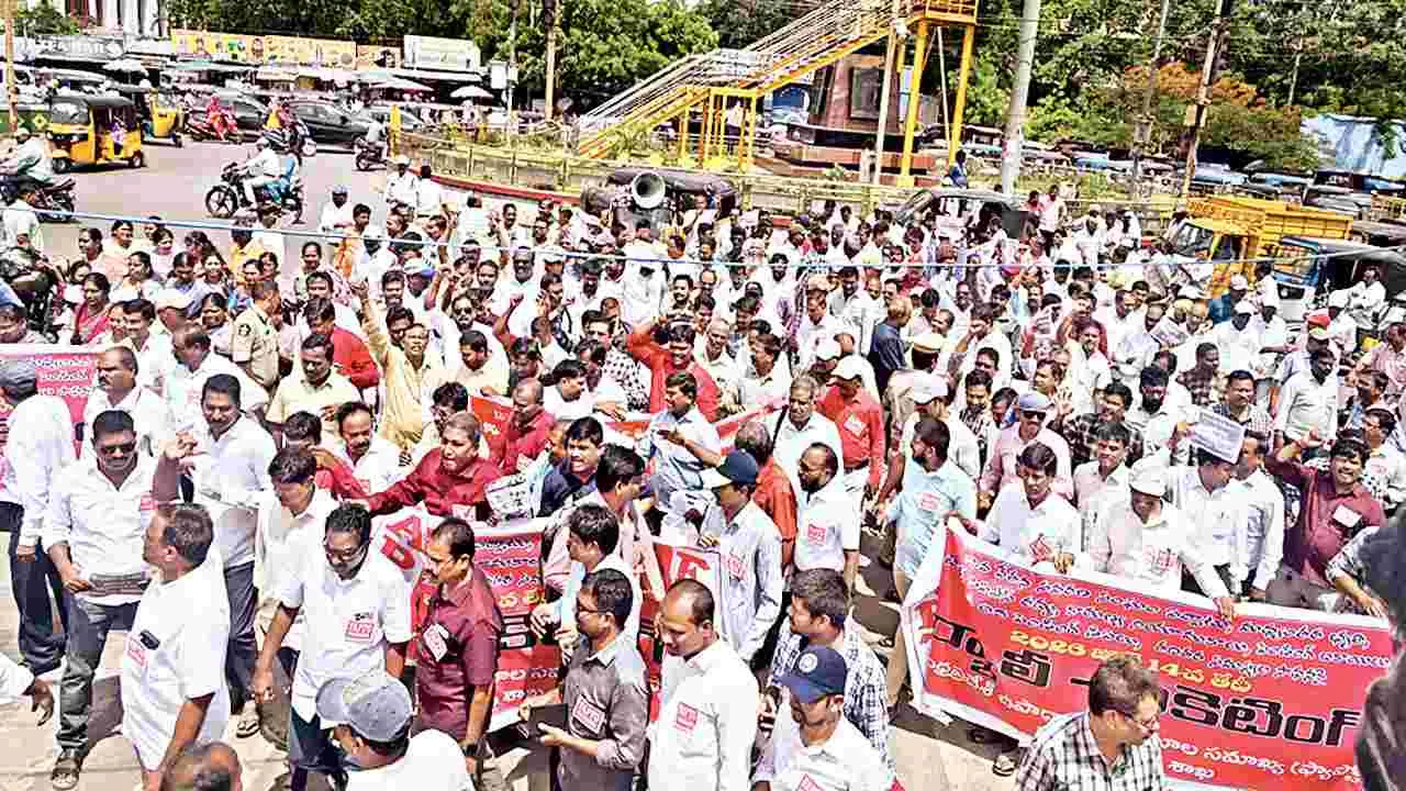 30 శాతం ఐఆర్‌ ప్రకటించాలి