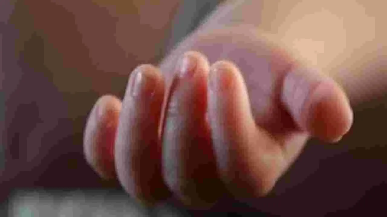 చిన్నారి ప్రాణం తీసిన అధికారుల నిర్లక్ష్యం..