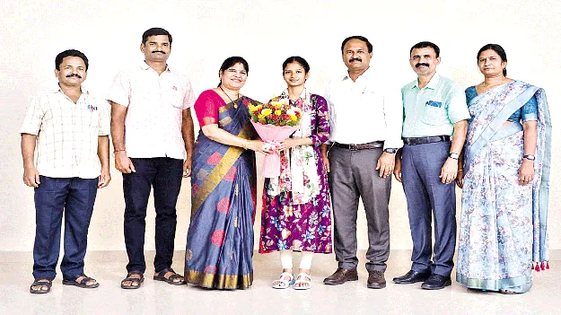 షైనింగ్‌ స్టార్స్‌ అవార్డుకు దేవీప్రియ ఎంపిక