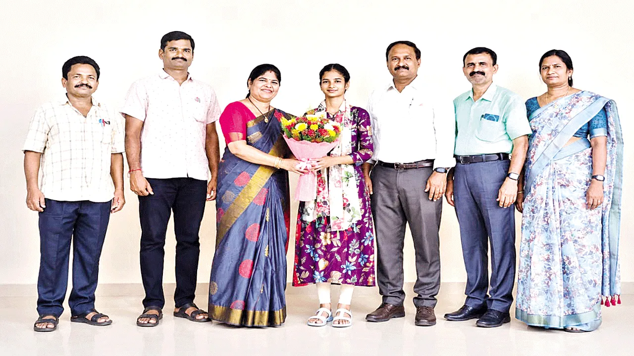 షైనింగ్‌ స్టార్స్‌ అవార్డుకు దేవీప్రియ ఎంపిక