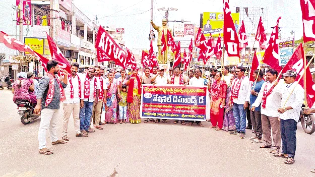 నోయిడా కార్మికులపై నిర్బంధాలు ఆపాలి 