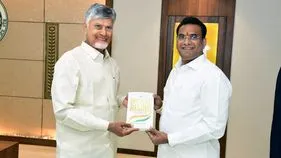 చంద్రబాబుకు 'భారత్ రైజింగ్...' పుస్తకం అందజేత.. అభినందించిన సీఎం
