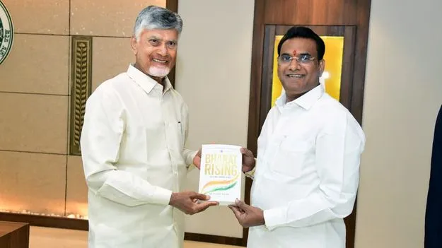 చంద్రబాబుకు 'భారత్ రైజింగ్...' పుస్తకం అందజేత.. అభినందించిన సీఎం