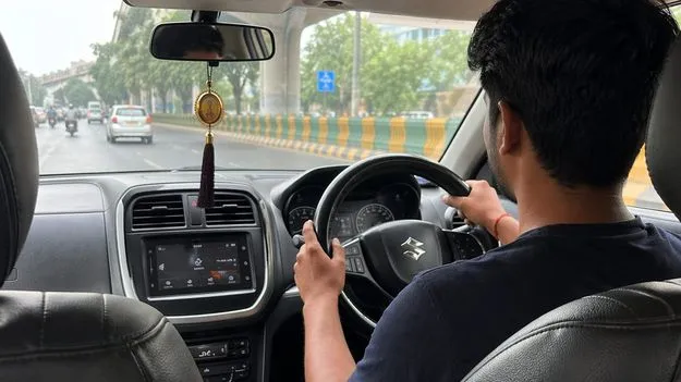 రూ.25 లక్షల జీతాన్ని కాదనుకుని ట్యాక్సీ డ్రైవర్‌గా చేరితే.. 