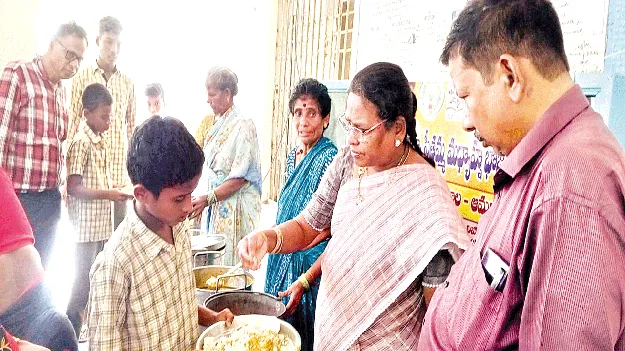 ఉన్నత విద్యావంతులుగా తీర్చిదిద్దాలి