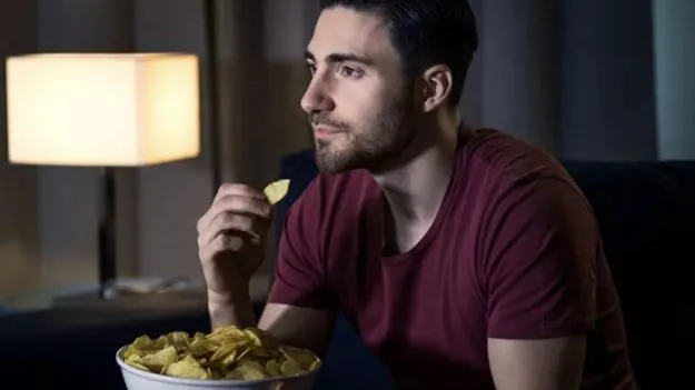 రాత్రి భోజనం తర్వాత మళ్లీ ఆకలి వేస్తుందా? ఇలా నియంత్రించండి