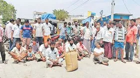 ధాన్యం కొనుగోలు చేయట్లేదంటూ రైతుల ధర్నా