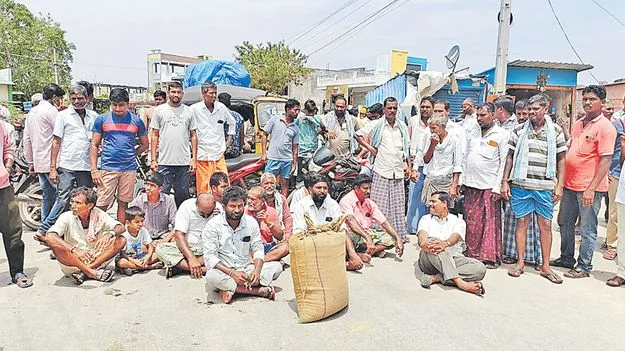 ధాన్యం కొనుగోలు చేయట్లేదంటూ రైతుల ధర్నా