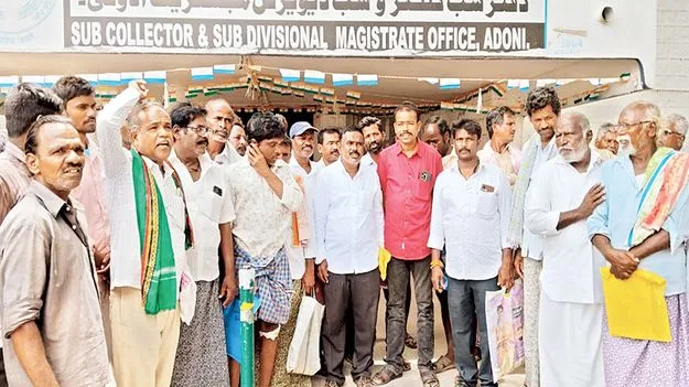 పంటల బీమా గడువు పొడిగించాలి