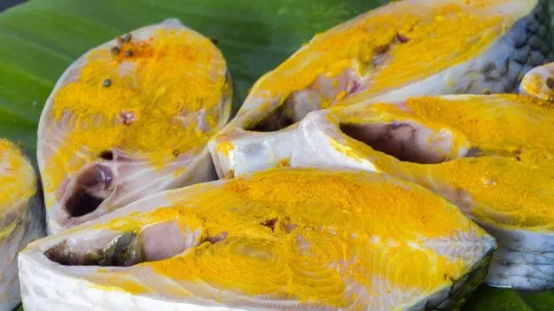 చేపలను చింతపండు, పసుపు, ఉప్పుతో ఎందుకు శుభ్రం చేస్తారో తెలుసా?