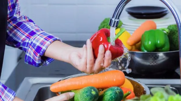 పండ్లు, కూరగాయలను ఇలా శుభ్రం చేయకపోతే ఆరోగ్యానికి ముప్పు.. 