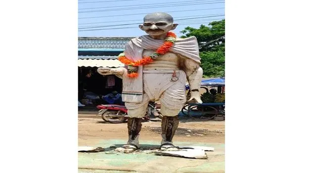గాంధీ విగ్రహాన్ని ధ్వంసం చేసిన ఆగంతుకులు
