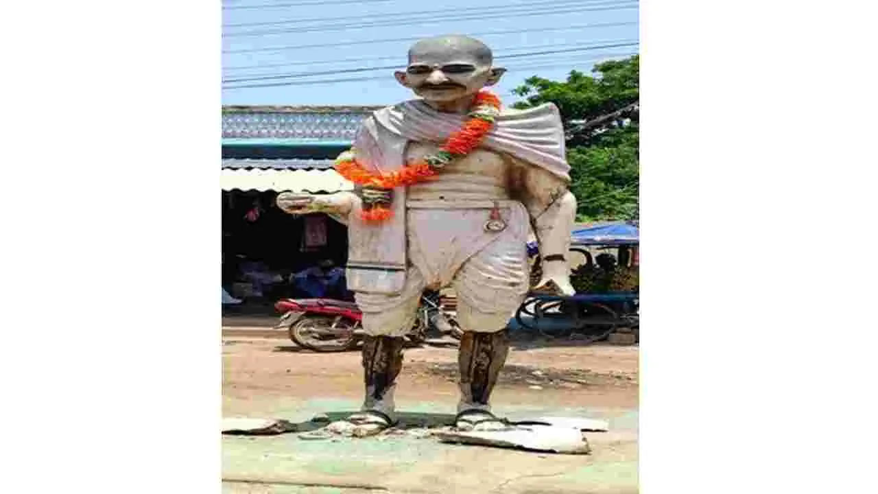 గాంధీ విగ్రహాన్ని ధ్వంసం చేసిన ఆగంతుకులు