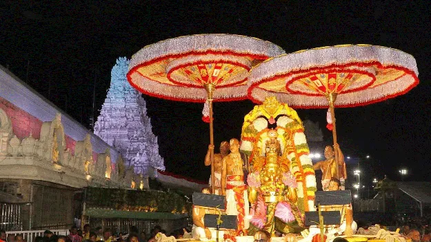 వైభవంగా పౌర్ణమి గరుడసేవ