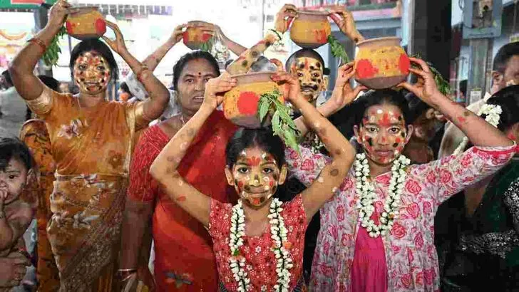 తిరుపతిలో గంగమ్మ జాతర.. తోటి వేషంలో పోటెత్తిన భక్తులు 