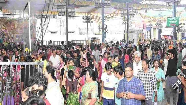 తిరుపతిలో గంగమ్మ జాతర.. తోటి వేషంలో పోటెత్తిన భక్తులు 