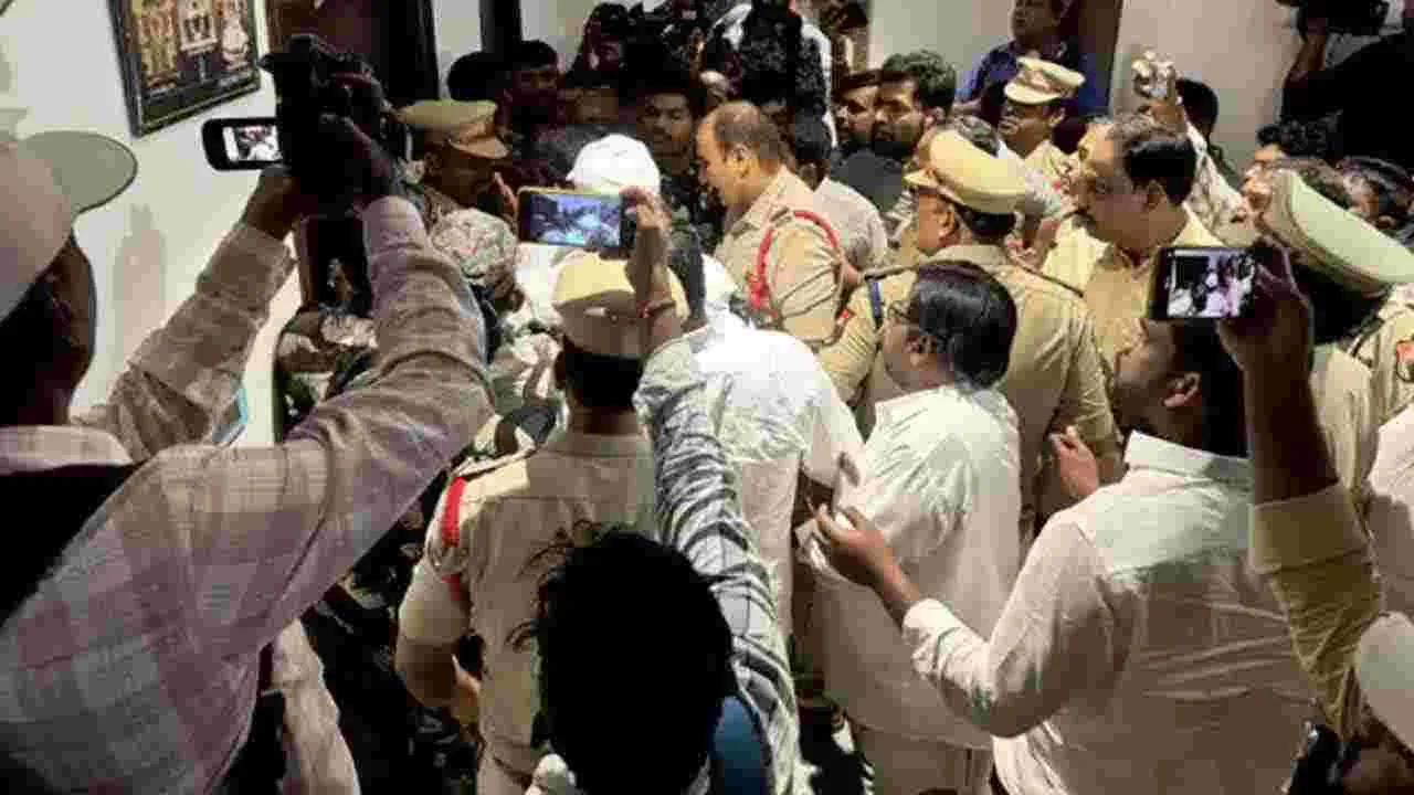 కరీంనగర్‌ ఎమ్మెల్యే క్యాంప్‌ కార్యాలయంపై దాడి..  13 మందిపై కేసు నమోదు