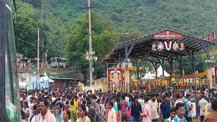 సింహాచలంలో ప్రారంభమైన భక్తుల గిరి ప్రదక్షణ
