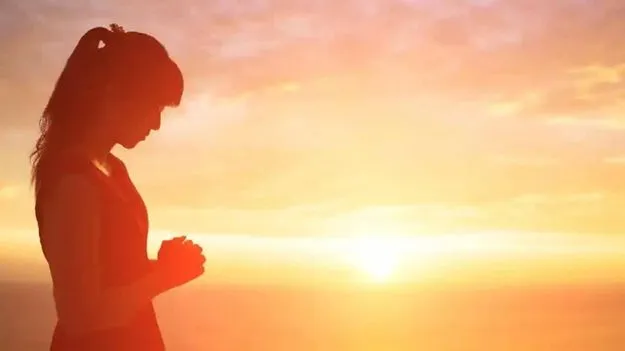 దేవునికి దణ్ణం పెట్టుకునేటప్పుడు ఎందుకు కళ్లు మూసుకుంటామో తెలుసా..?