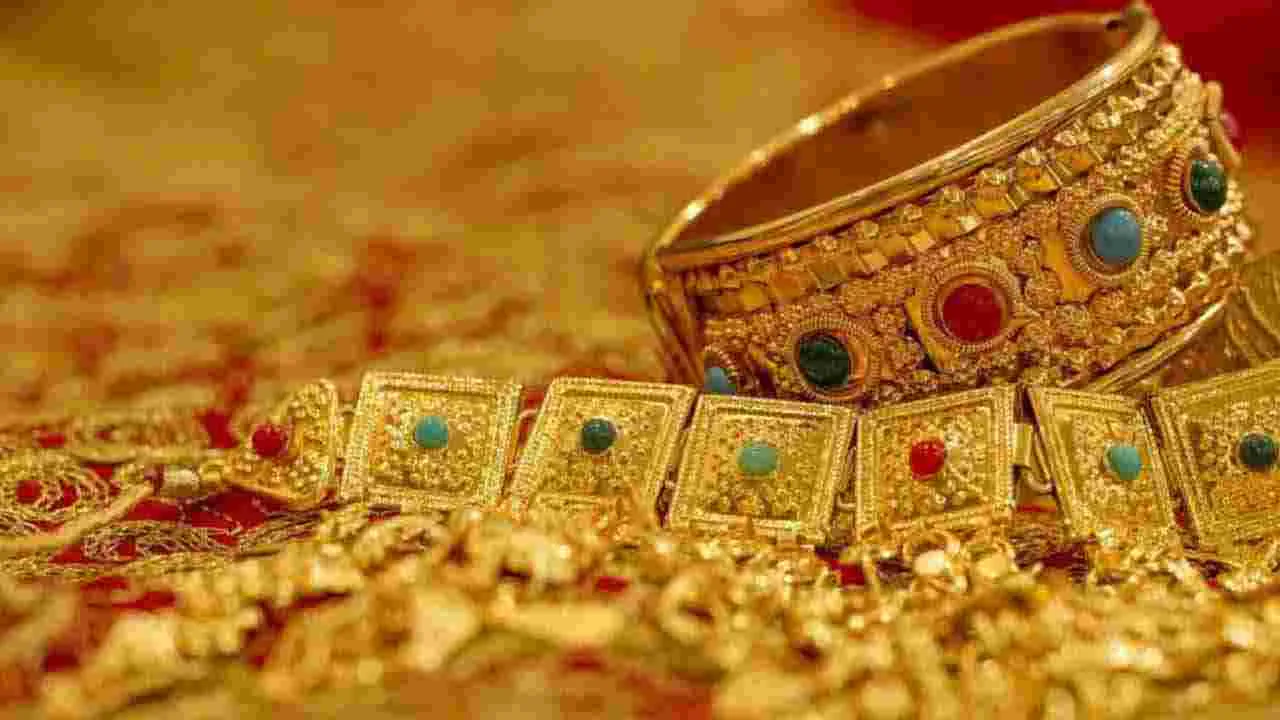 స్వల్పంగా తగ్గిన బంగారం ధర