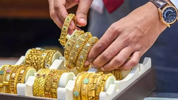 గోల్డ్, సిల్వర్ రేట్స్ పతనం.. ప్రస్తుతం ధరలు ఎలా ఉన్నాయంటే..