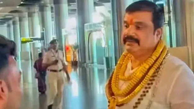 కేజీ బంగారాన్ని సీజ్ చేసిన ఐటీ అధికారులు: విజయ్ కుమార్