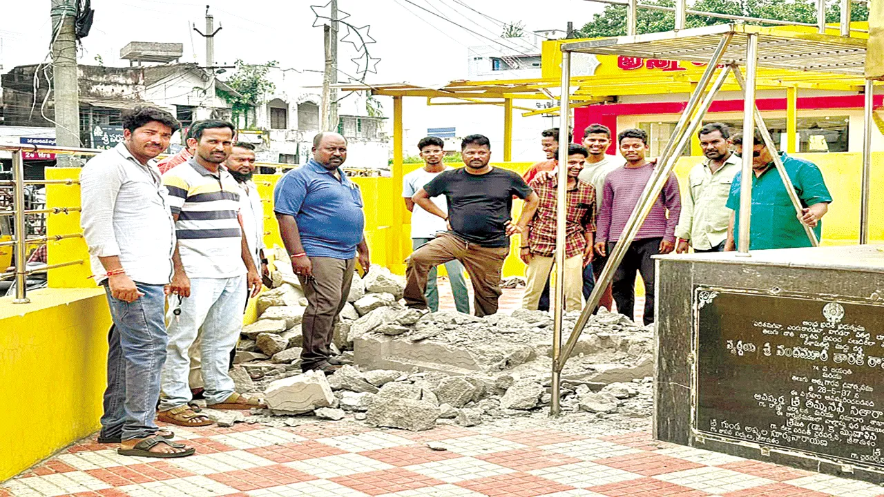 ‘గుండ’ విగ్రహ దిమ్మల తొలగింపు